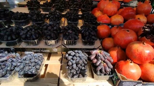 Рижский Центральный рынок . Цены на некоторые продукты . 30 апреля 2022 . Наши выходные в Риге .