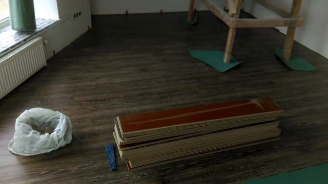 Укладка ламината в частном доме . Видео 1. смотреть онлайн