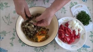 Салат с запечённых баклажанов и перца. Вкусный баклажанный салат с помидорами и луком