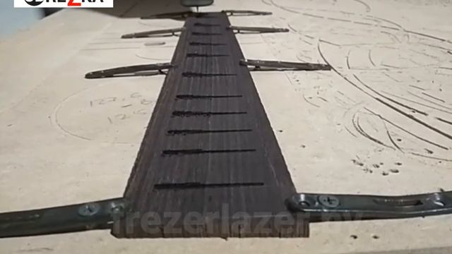 Фрезеровка накладки из палисандра для грифа электрогитары. смотреть онлайн