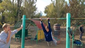 Легкие и крутые трюки на турнике 3 часть