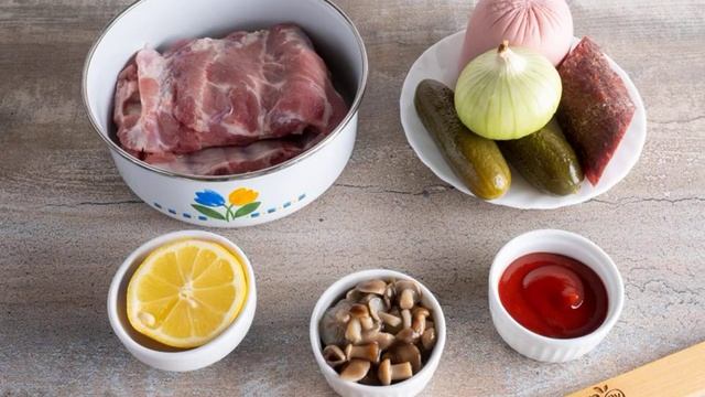 Солянка с маринованными грибами