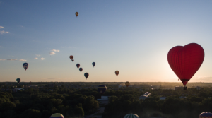 Рассекая небо: в Псковской области стартовал фестиваль воздухоплавателей