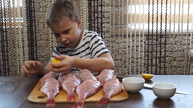 Красный морской окунь жарю на сковороде. смотреть онлайн