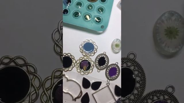Эпоксидная смола. Первый этап заливки украшений #смола #эпоксидка #handmade #украшенияручнойработы смотреть онлайн