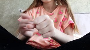 как нарисовать на руке синяк?