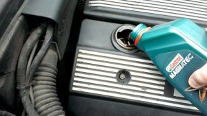БМВ Е34 Доливаем масло в двигатель, ремонт BMW E34