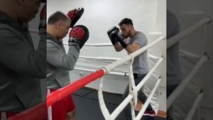 Тренировка по боксу . Работа на лапах .