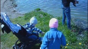 Детские радиоуправляемые лодки на реке Children's radio-controlled boat on the river