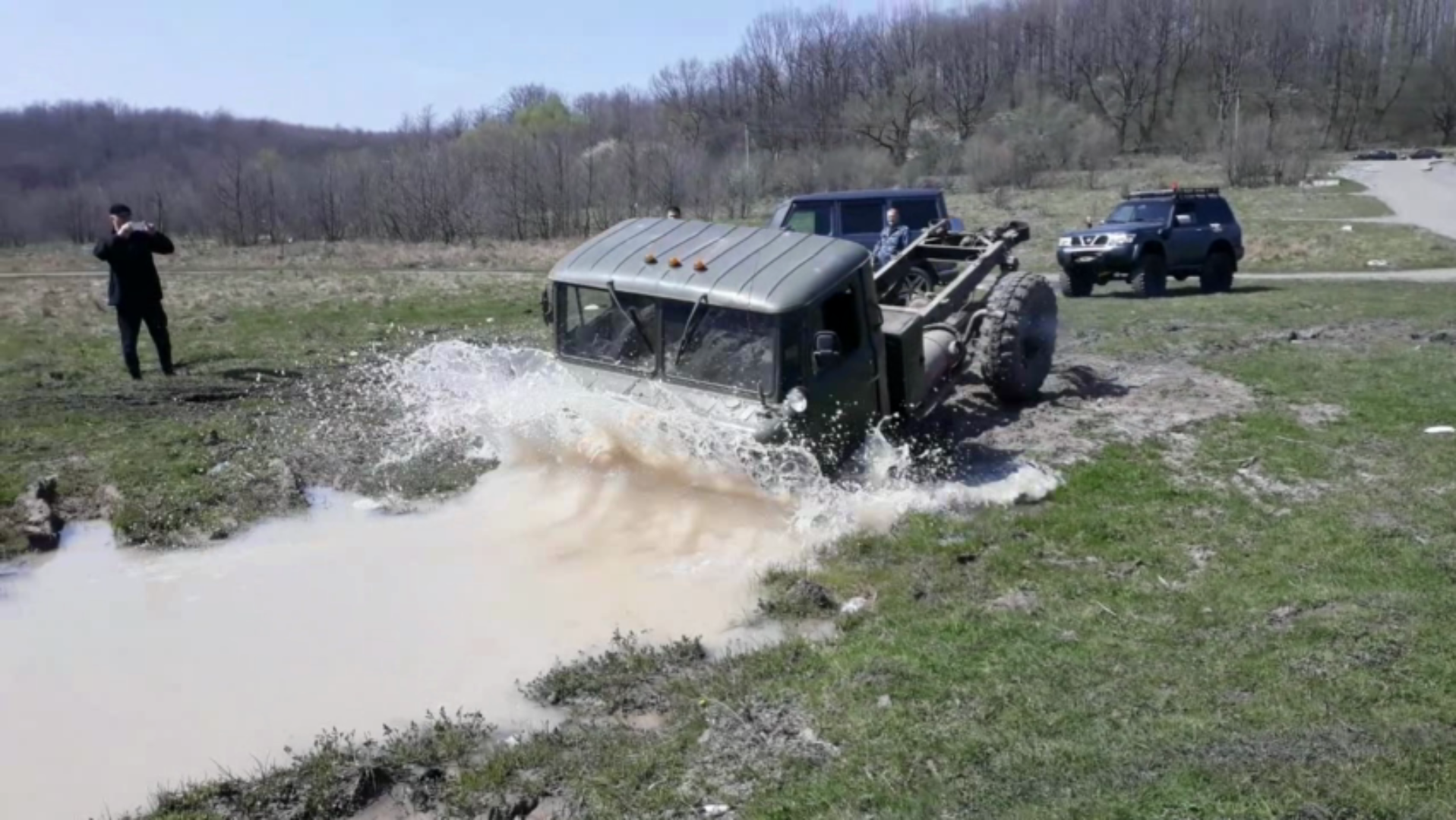 Покатушки ГАЗ 66 против NISSAN PATROL Y61 НА БЕЗДОРОЖЬЕ. Глубокий брод, грязь, подъем. Шишига топит смотреть онлайн