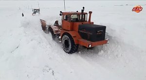 Люто гребут снег Кировцы К-701, К-744! Legendary powerful tractors K-701 are rowing snow