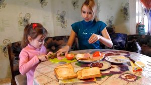 Детский бутерброд "Божьи коровки". Дети на кухне.
