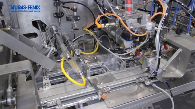 Формирование упаковки дойпак из рулона плёнки и впайка штуцера смотреть онлайн