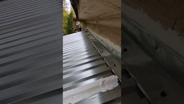 Крыша на балкон последнего этажа в Московской области г. Лобня. Козырек над балконом. Ремонт крыши смотреть онлайн