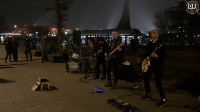 Уважили Виктора Цоя – московские уличные музыканты душевно сыграли песню «Спокойная ночь» смотреть онлайн