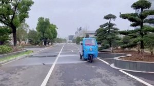 Трицикл-поливальная машина. Демонстрация работы.
