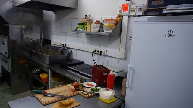 Давид Тертеров готовит брускетту с лососем смотреть онлайн