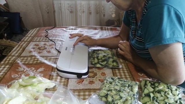 ВАКУУМАТОР ДЛЯ ПРОДУКТОВ. Упаковка вакууматором овощей и других продуктов. смотреть онлайн