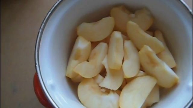 Яблоки, тушенные с сахаром и корицей. смотреть онлайн