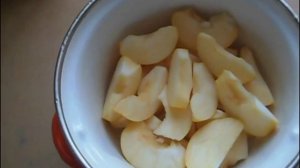 Яблоки, тушенные с сахаром и корицей.