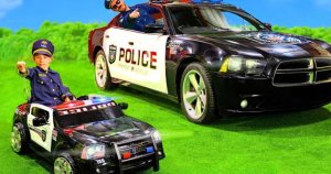 Дети играют с настоящими полицейскими машинами