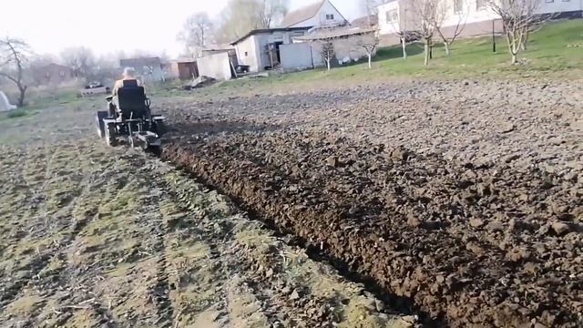 Вспашка двухкорпусным плугом
