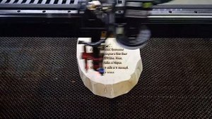 Лазерная гравировка фотографии на спиле дерева.