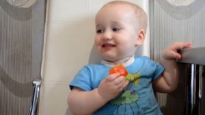 Малыш болтает по телефону. Ребёнок зажигает. Вот так и живем!