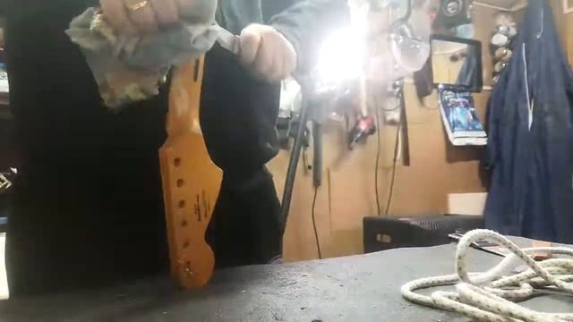 снятие накладки с грифа Fender смотреть онлайн