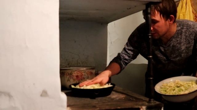 В ДЕРЕВНЕ НЕ СОСКУЧИШЬСЯ, ПРИГОТОВИЛ ПИРОЖКИ С КАПУСТОЙ И КАРТОШКОЙ смотреть онлайн