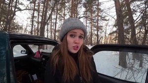 Кот в первый раз гуляет на шлейке!