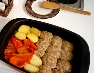 #Биточки из фарша, запеченные с Овощами?