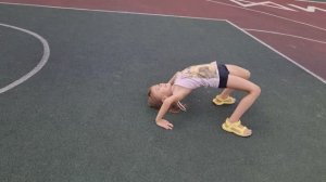 Может ли подружка Тая бегать на мостике?