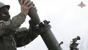 Кадры боевой работы расчета 120 мм миномета «Сани»