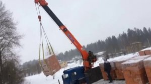 Загрузка кирпича на манипулятор