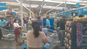 🇸🇻 (En Vivo) Two Guys Didn't Let Me Record In El Salvador Walmart!!