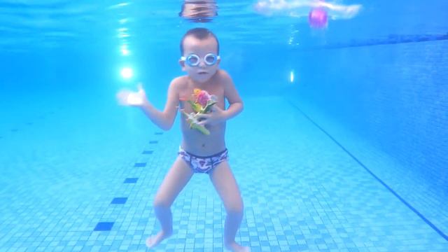 Играем в бассейне. Детская рыбалка. Как проходит мой день.We play in the pool. Children's fishing.