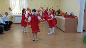 Танец девочек с косынками "Вокруг рябинушки"