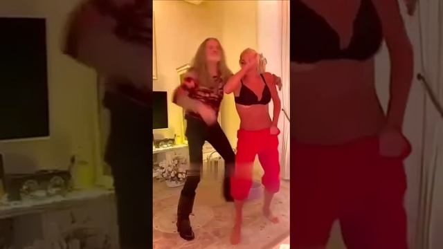 Ничего необычного, просто Джигура целует звезду в  её звезду