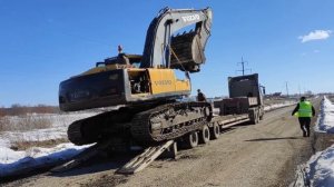 ЭКСКАВАТОР ПАДАЕТ С ТРАЛА.