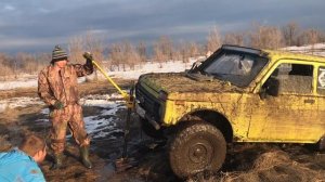 Машина VS грязи . Вытаскиваем ниву используя реечный домкрат. Машина застряла