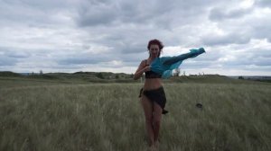 Танец на холме в ветренную погоду