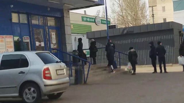 Кривой Рог Восточный 2 очередь в АТБ люди стоят на морозе и холодном ветре. смотреть онлайн