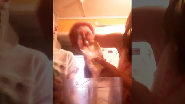 Как делать вкусный банановый коктель( первая часть) смотреть онлайн