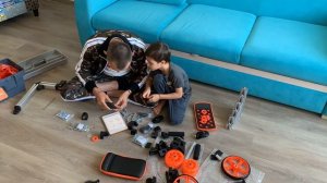 Сборка конструктора Bigo. Папа с сыном