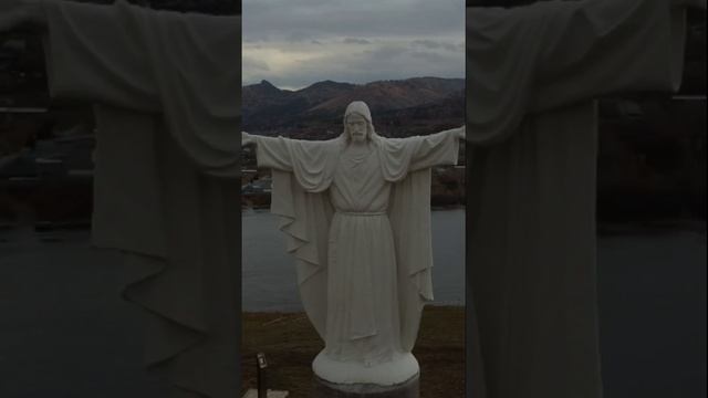 Статуя Иисуса Христа в Академгородке. Красноярск.