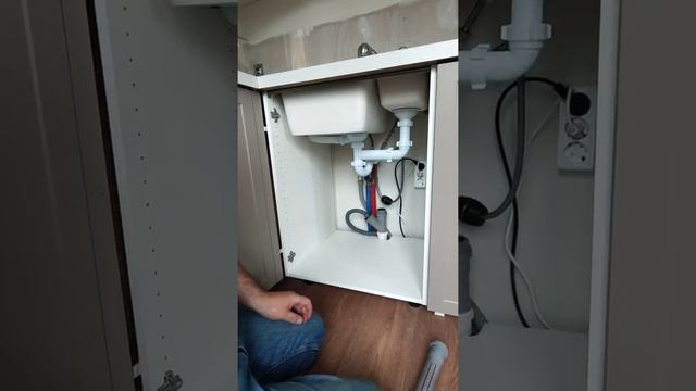 Показываю как правильно делать слив под мойкой / Как правильно собирать канализацию смотреть онлайн