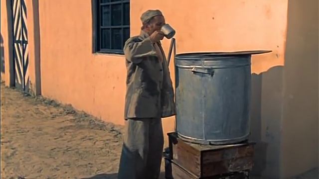 Дяденька, а вы можете голой рукой стенку пробить? Могу. Даже одним пальцем. смотреть онлайн