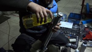 Заливаем масло в амортизатор вилки Хонда|How to pour oil into Honda shock absorber