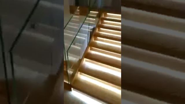 Это лестница из ясеня со стеклом от фирмы Югрос. Ребята молодцы. смотреть онлайн